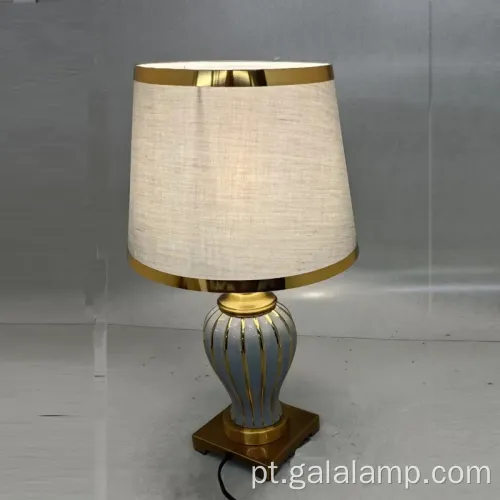 Luminador de mesa de cerâmica elegante com base de metal dourado